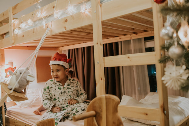 圣诞假期在儿子和女儿的卧室里图片下载