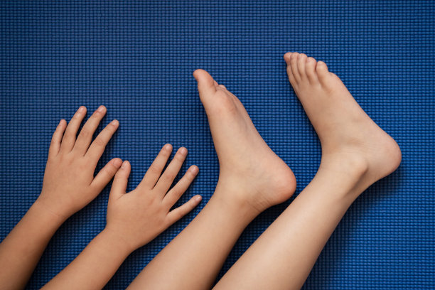 可爱的小女孩手和脚特写图片下载