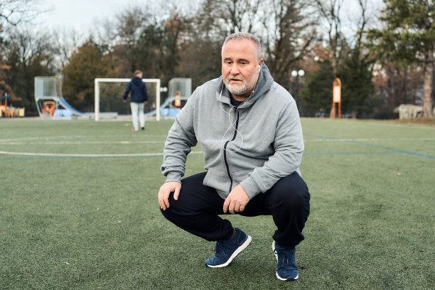 疲惫的老人在户外运动中休息图片下载