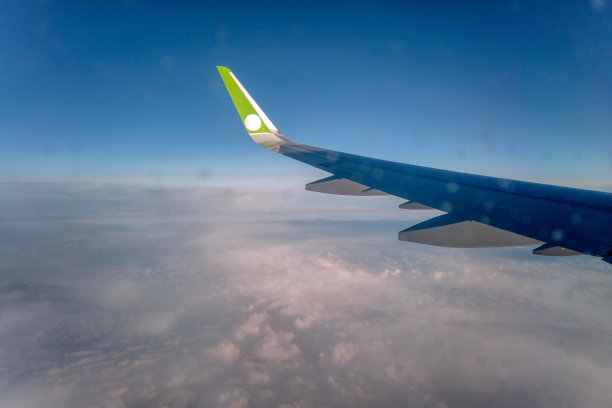 飞机呈梯队飞行，高度较高图片下载