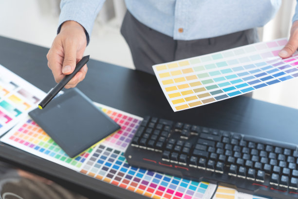 创意平面设计师选择的颜色规模编辑艺术品，而在办公室工作图片下载