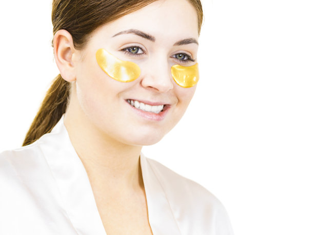 眼睛下面有金色眼罩的女人图片下载