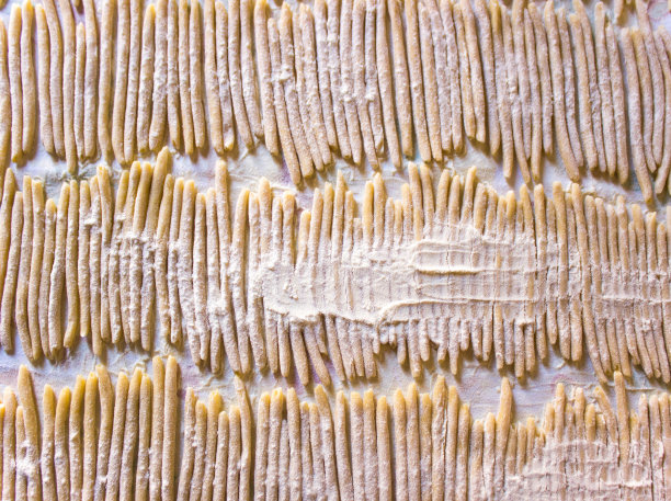 俯视图自制的新鲜生意大利通心粉和面粉，俯视图。食品结构、背景图片下载