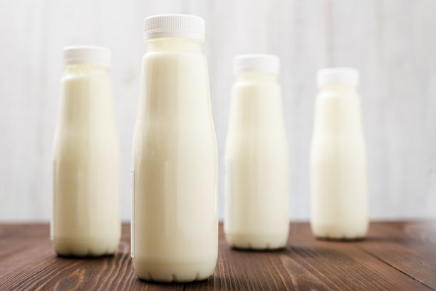 装有牛奶、酸奶的瓶子，背景比较亮。自然的乳制品。图片下载