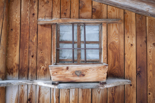 带窗木屋的粗糙木墙素材图片