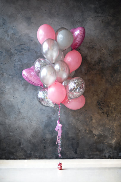 灰色背景上的粉色灰色气球。生日,情人节图片下载