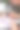 这个女人用数字作画。画布上的丙烯颜料。附近是油漆罐和其他配件。图片下载