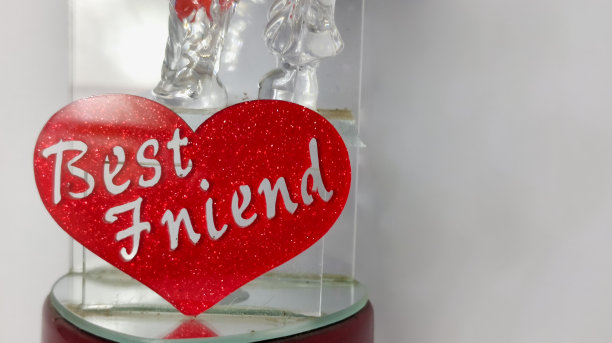 最好的朋友玻璃家庭装饰在一个白色孤立的背景图片下载