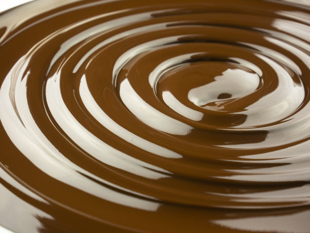 熔融热黑巧克力漩涡，高品质熔融巧克力螺旋摄影，糕点艺术背景图片下载