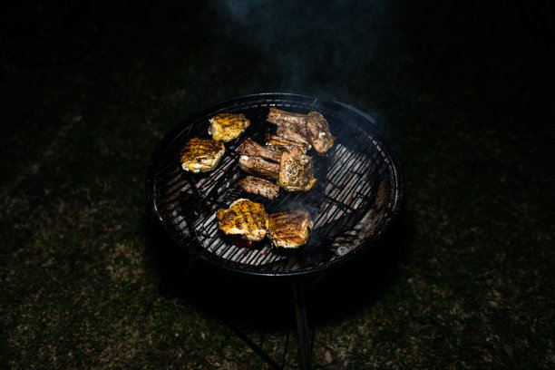 深色背景的烤肉，秋天，意大利图片下载