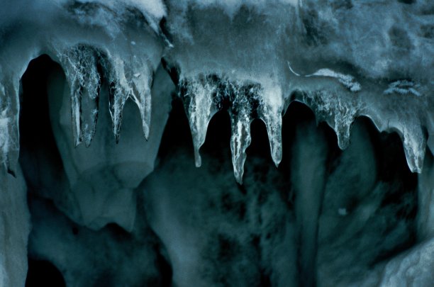 近距离彩色照片的冰融化在洞穴库存摄影图片下载