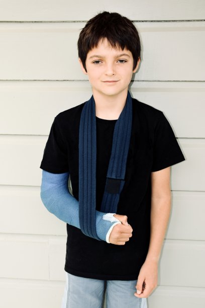 手臂骨折的儿童在轻量级石膏图片下载