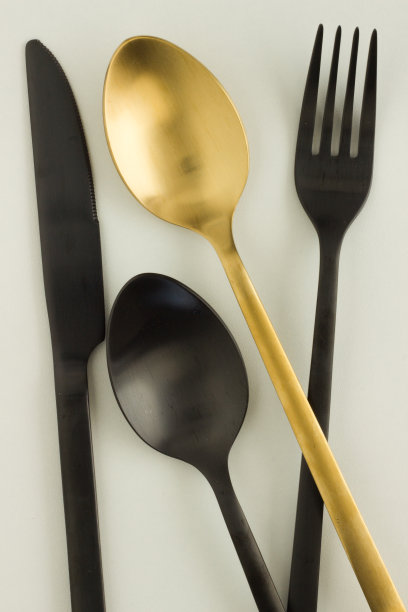 黑色和金色的餐具，餐具图片下载