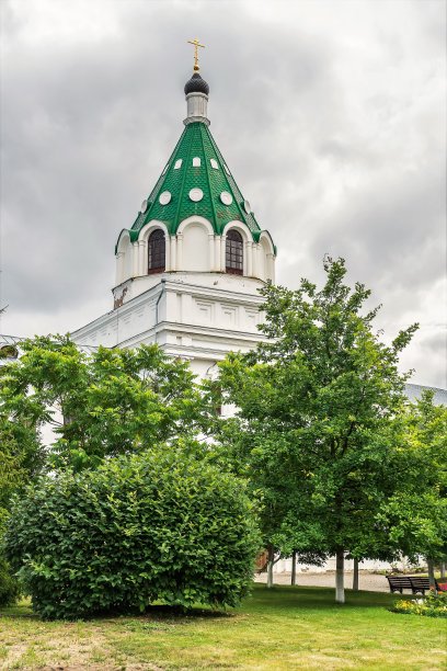 俄罗斯，科斯特罗马，2020年7月。在多云天空背景下的东正教堂的圆顶。图片下载