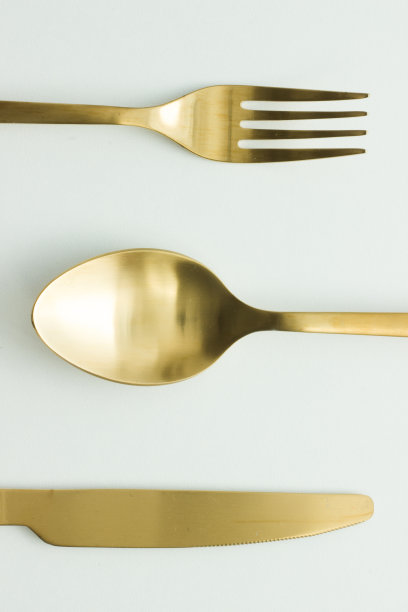 金色的叉子、刀和勺子图片下载