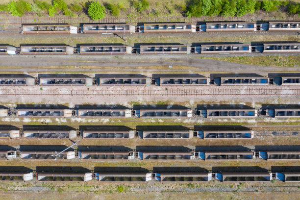 许多料斗车/料斗货车的航拍照片，旧生锈的火车货运卡车在火车轨道上位于英国西约克郡的约克镇图片下载