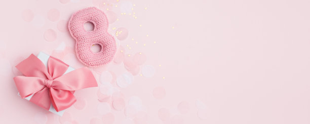 8号和礼盒作为节日的象征。粉色单色概念，贺卡为3月8日妇女节。季节性的春天假期传单，横幅，邀请，拷贝空间图片下载