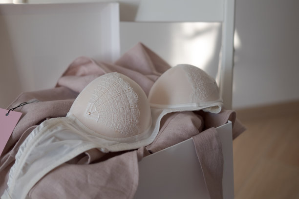 白色蕾丝推胸罩和亚麻裙在盒子图片下载