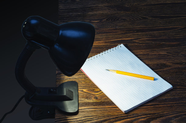 台灯下的记事本图片下载