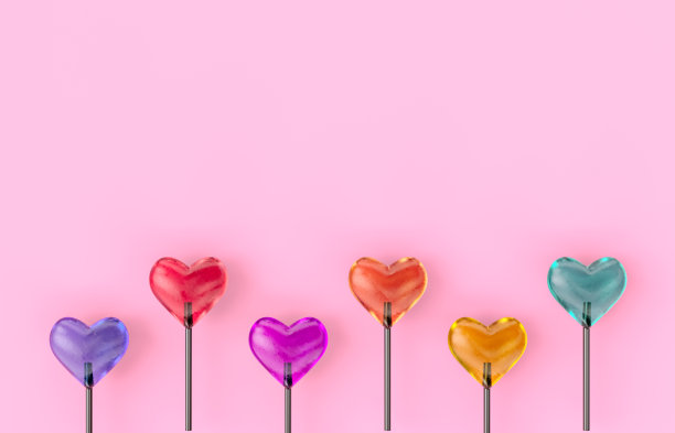 在孤立的背景下，有心形棒棒糖的甜蜜情人节。图片下载