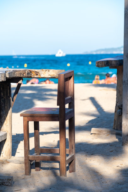 空的海滩咖啡馆与圣特罗佩湾蓝色的水，法国里维埃拉，法国图片下载
