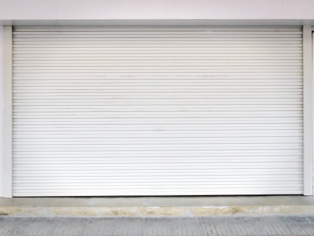 全框背景的封闭白色波纹卷帘门图片下载