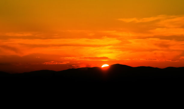 西班牙马德里瓜达拉玛山脉的日落。图片下载