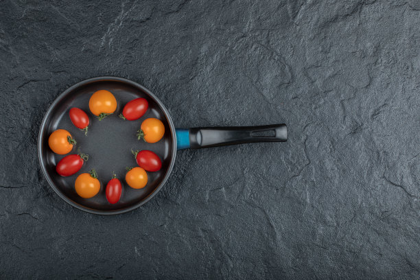 彩色樱桃番茄的广角照片在黑色背景的锅图片下载