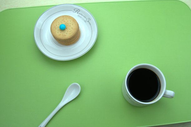 绿色的桌子上放着简单的茶点、咖啡和饼干图片下载