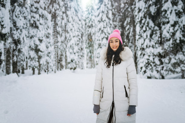 快乐的女孩享受着冬日里的雪天图片下载