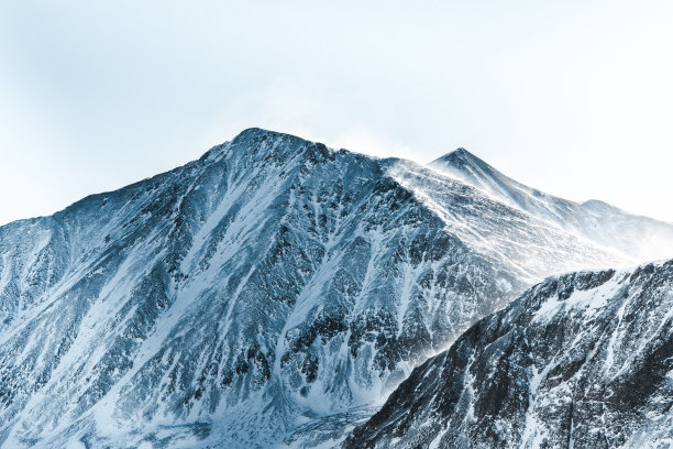 科罗拉多州的落基山脉覆盖着冬天的积雪。爱神丘比特山口图片下载
