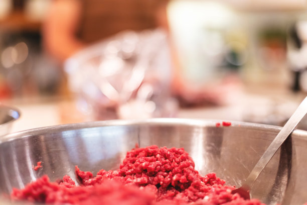 处理野生狩猎骡子鹿肉在西部科罗拉多州狩猎收获照片系列图片下载