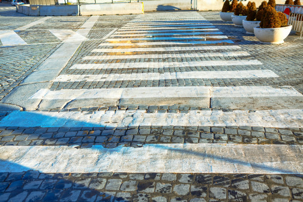 人行横道用鹅卵石铺成图片下载