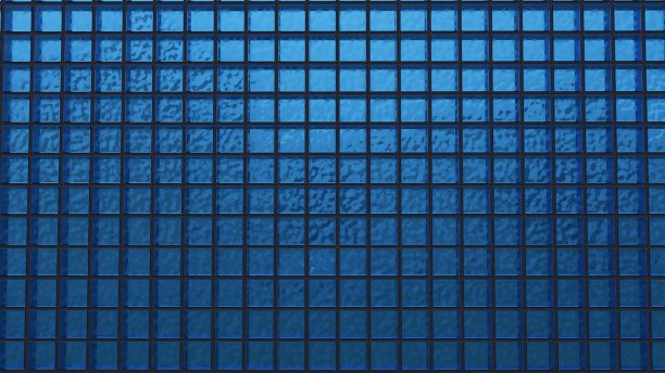蓝色瓷砖玻璃墙背景图案。3 d渲染。图片下载