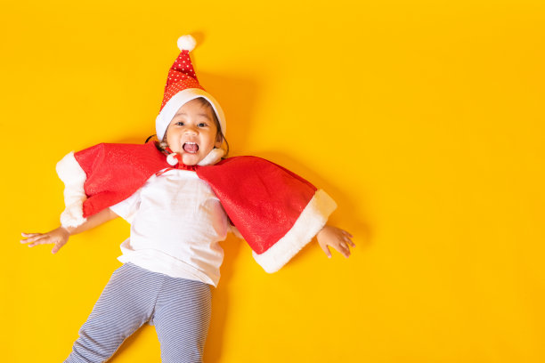 俯视图的一个孩子穿着红色的圣诞老人的帽子图片下载