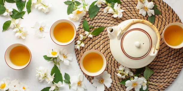 草本健康茶，茉莉花，菩提树花和玫瑰。俯视图图片下载