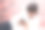 年轻人躺在床上玩智能手机。图片下载