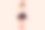一个穿着黑色短裙和白色背心的可爱、端庄的女孩看着镜头。图片下载
