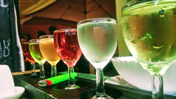 夜间酒吧里玻璃酒杯里五颜六色的烈酒和酊剂图片下载