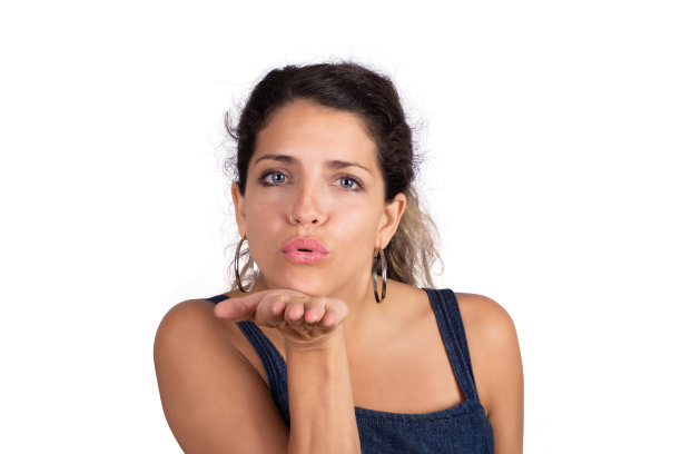 女人看着镜头，送出一个吻。图片下载