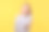 一个悲伤的年轻美丽的女人看着相机的肖像。图片下载