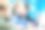 三名小学生坐在教室书桌前用手提电脑学习的侧视图;专注于小金发女孩在两个不同的男性朋友的帮助下完成任务图片下载
