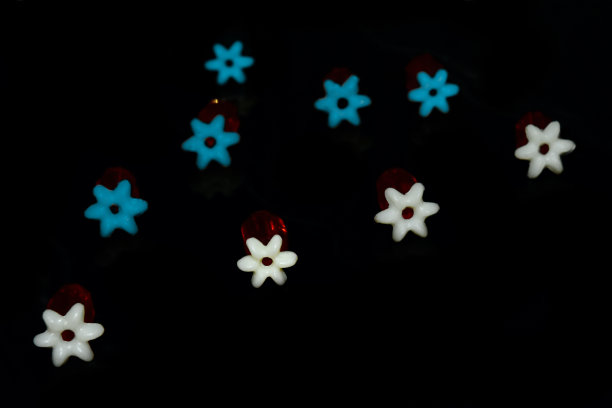 彩色的小塑料物体与黑色背景图片下载