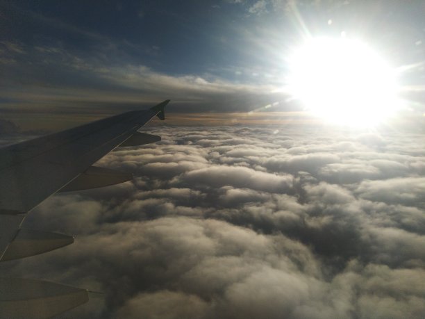 从飞机窗口看到的云朵图片下载