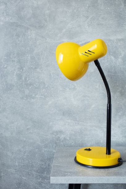 台灯以写字台木板为背景，极简主义概念风格图片下载