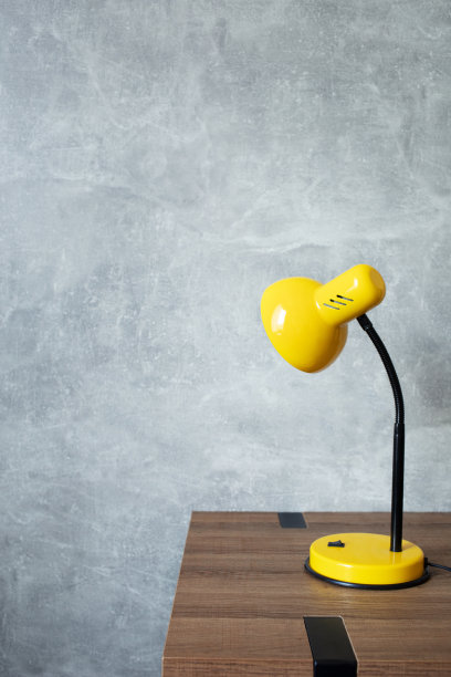 台灯以写字台木板为背景，极简主义概念风格图片下载