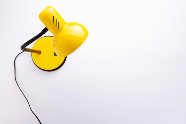 台灯以写字台木板为背景，极简主义概念风格图片下载