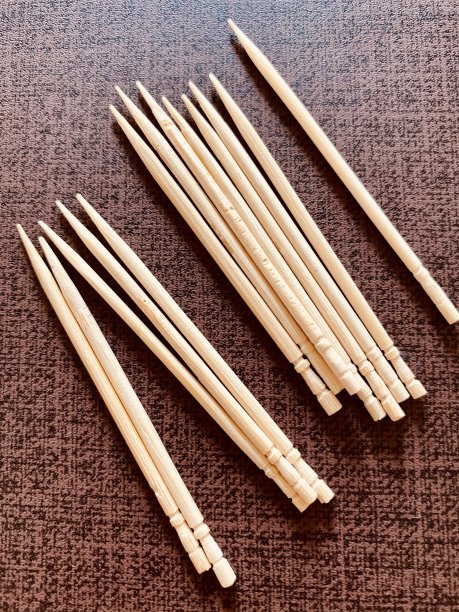 牙齿在棕色的表面上剔牙图片下载