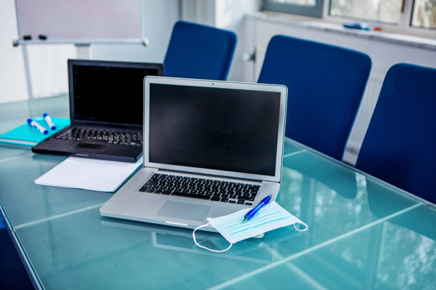 电晕病毒远程教育、网络研讨会和远程会议设备图片下载