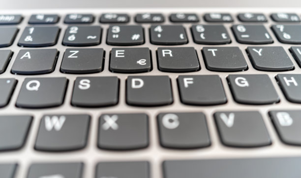 特写的电脑键盘与黑暗和扁平的键图片下载